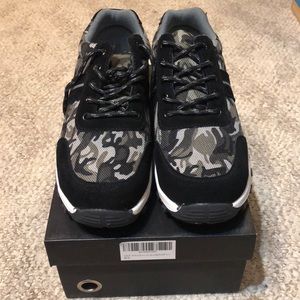 New in box men’s WZSSSS Safety Shoes size 11